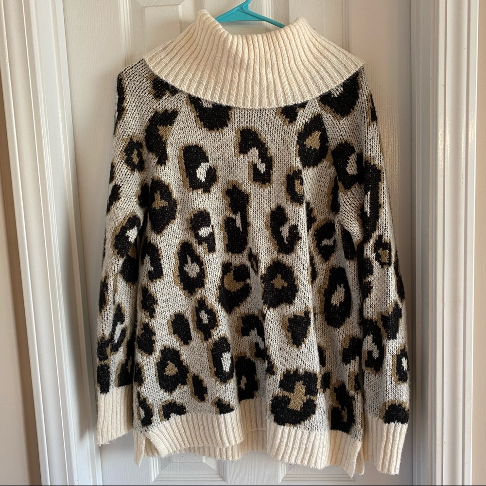 SO Brand Cheetah Turtleneck